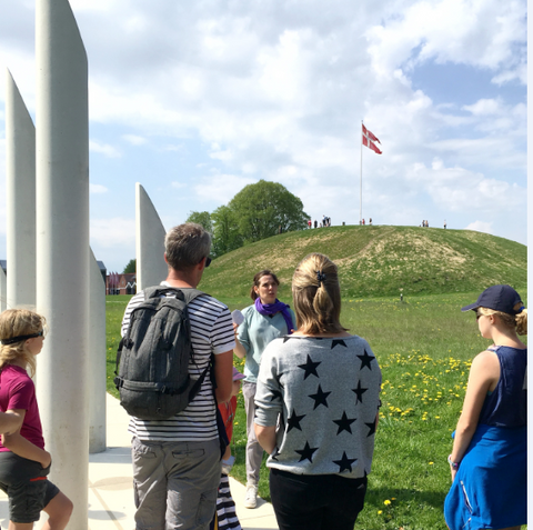 Grupperundvisning i Kongernes Jelling
